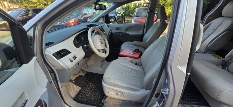 
								Toyota Sienna 2012 XLE full									