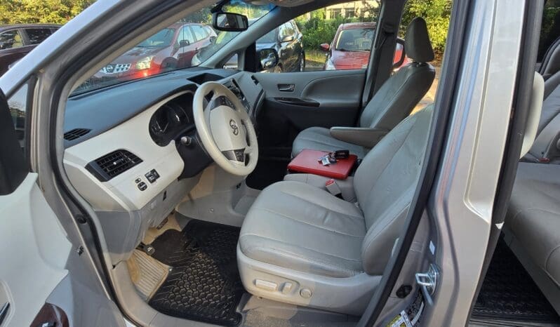 
								Toyota Sienna 2012 XLE full									